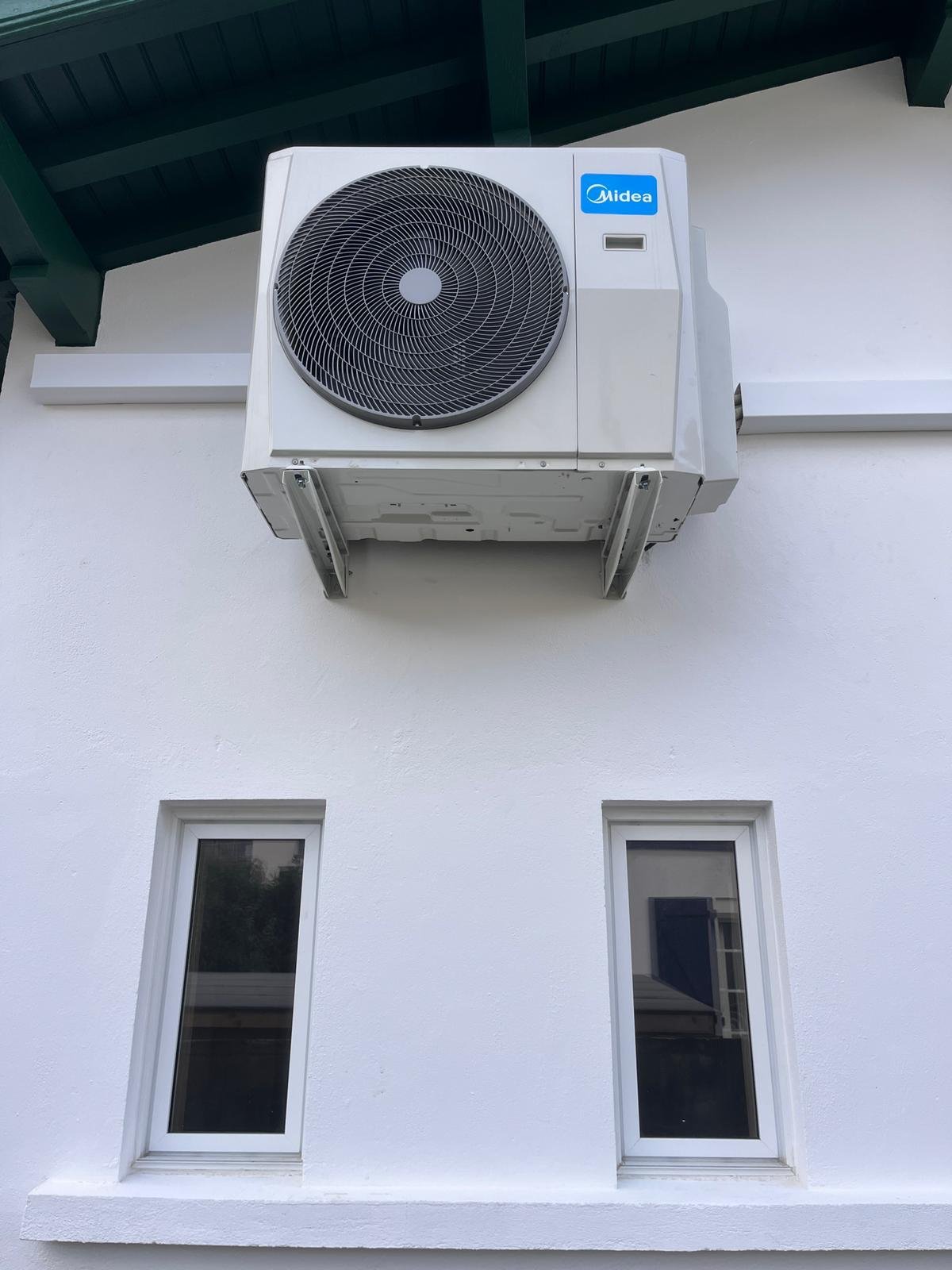 Unité extérieure PAC Midea installée par Haizea Clim sur un cabinet de sage-femme à Anglet