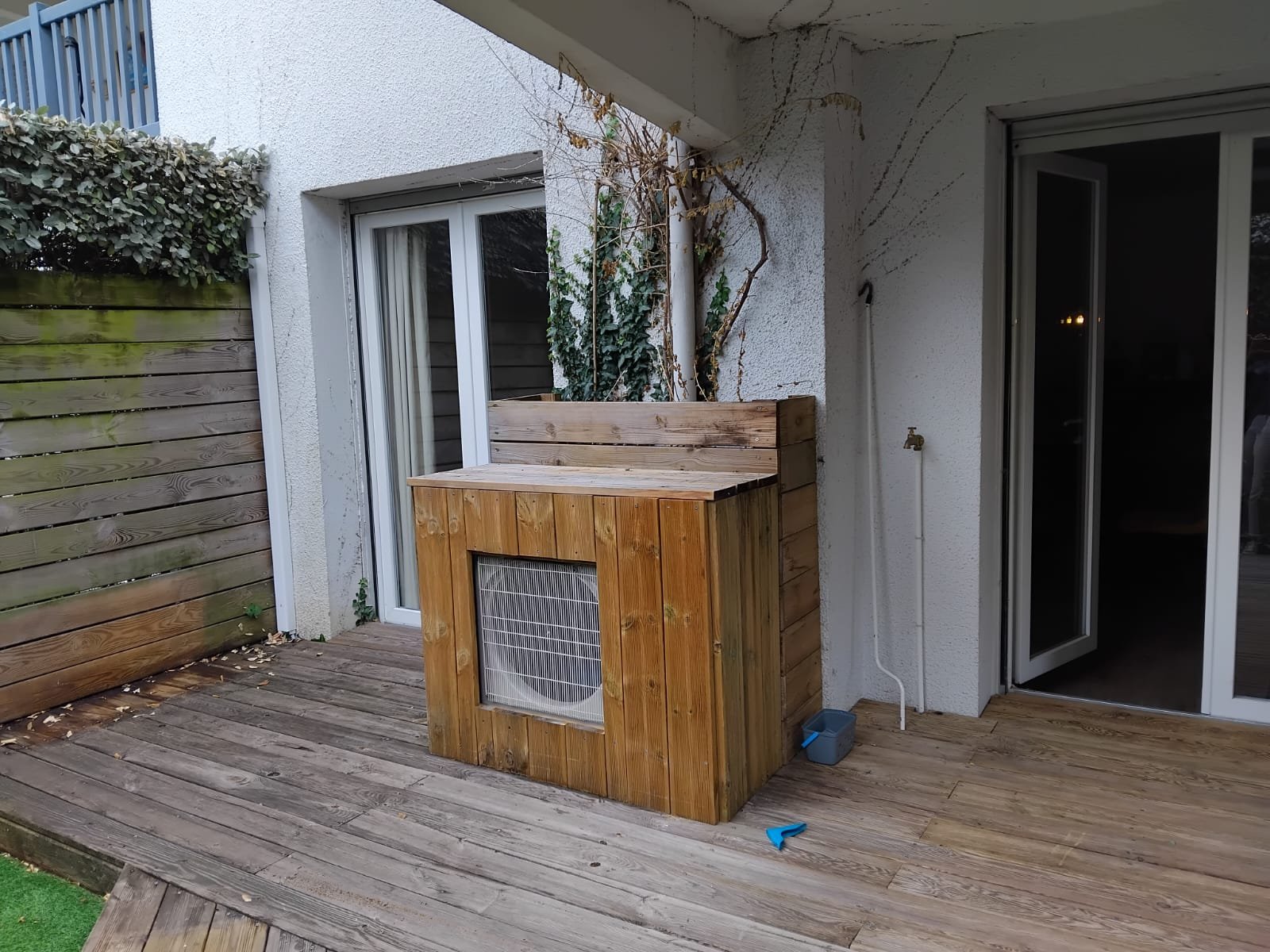 Groupe extérieur de climatisation réversible sur une terrasse en copropriété à Anglet