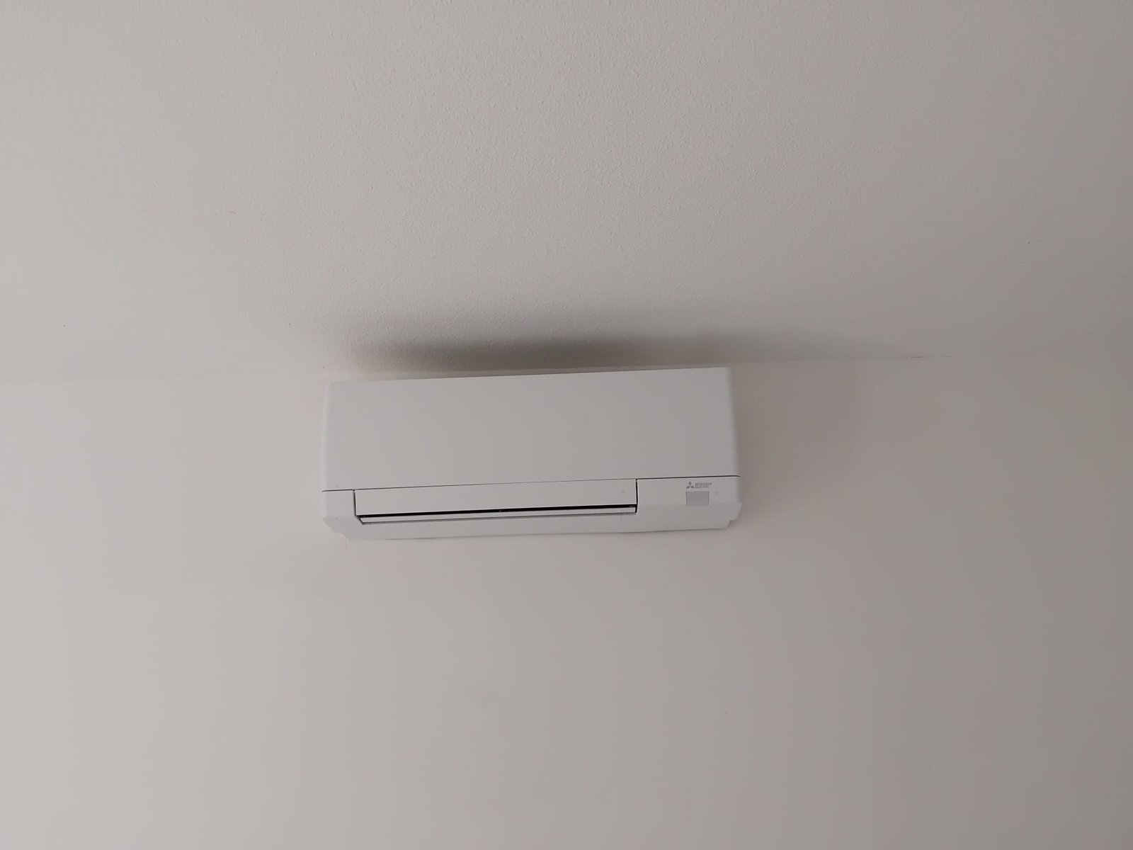 Split mural Mitsubishi Electric avec gaines encastrées invisibles, appartement Anglet Quintaou — Haizea Clim
