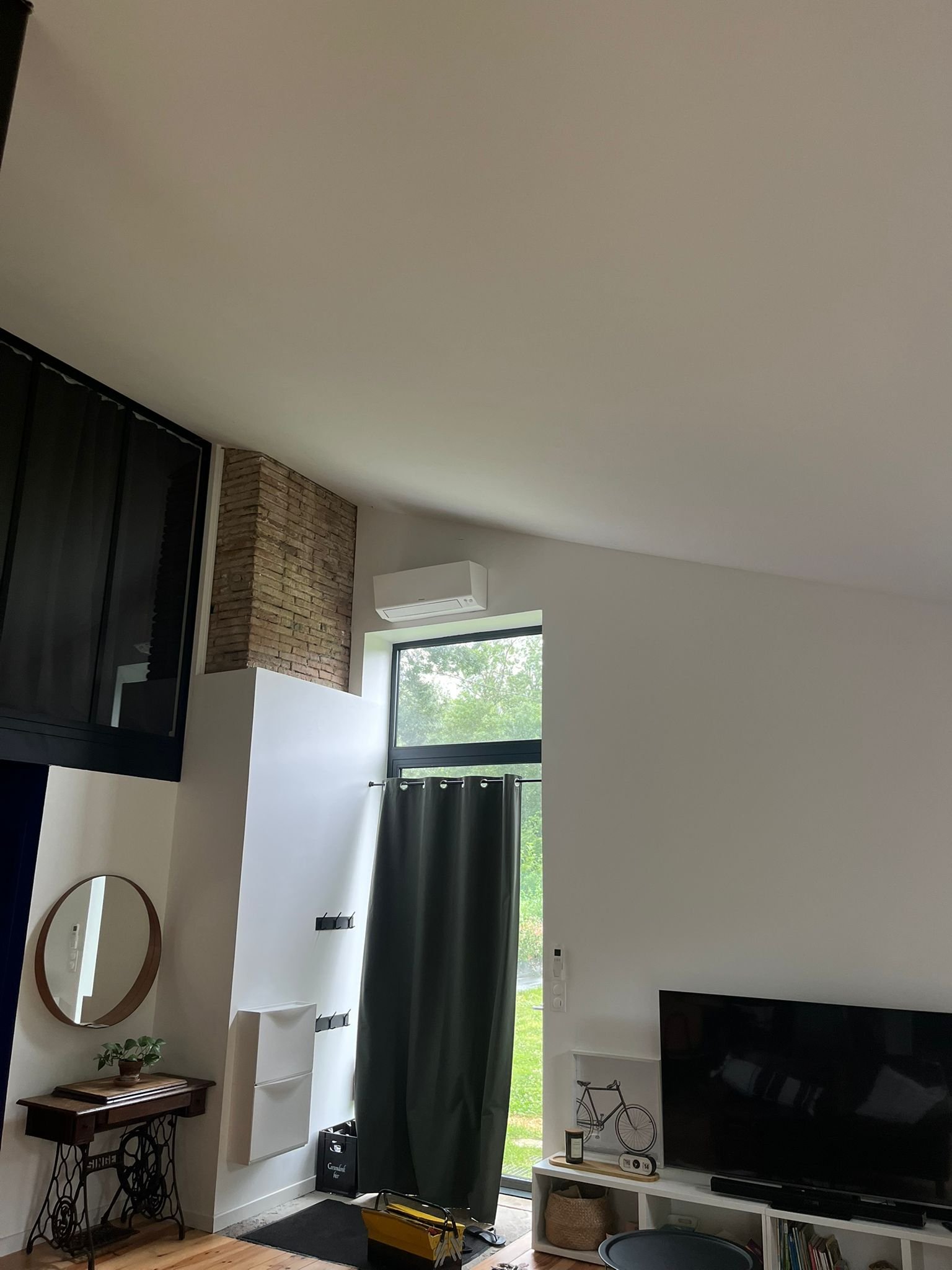 Pompe à chaleur Daikin installée en toiture par Haizea Clim — loft Pays basque