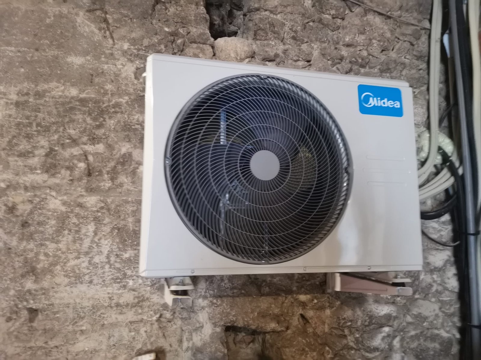 Deux pompes à chaleur Midea installées sur une maison secondaire côte basque — Haizea Clim