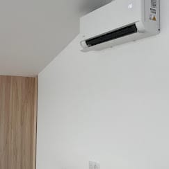 Installation d'un split mural climatisation réversible dans une chambre moderne au Pays basque — Haizea Clim